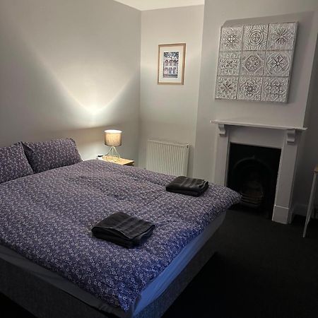 Апартаменты Luton Town House Near Airport Экстерьер фото