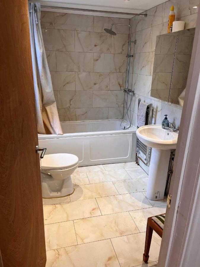 Апартаменты Luton Town House Near Airport Экстерьер фото