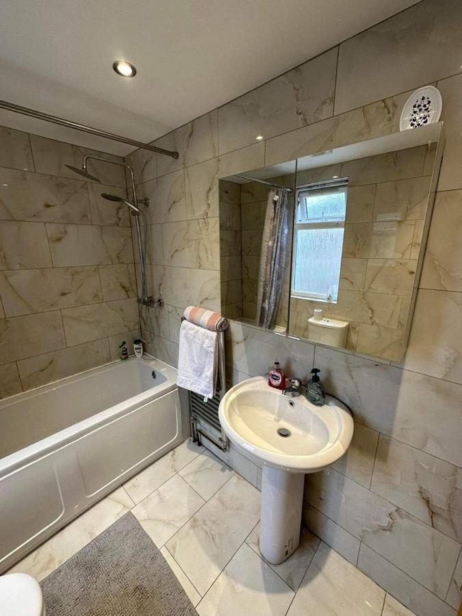 Апартаменты Luton Town House Near Airport Экстерьер фото