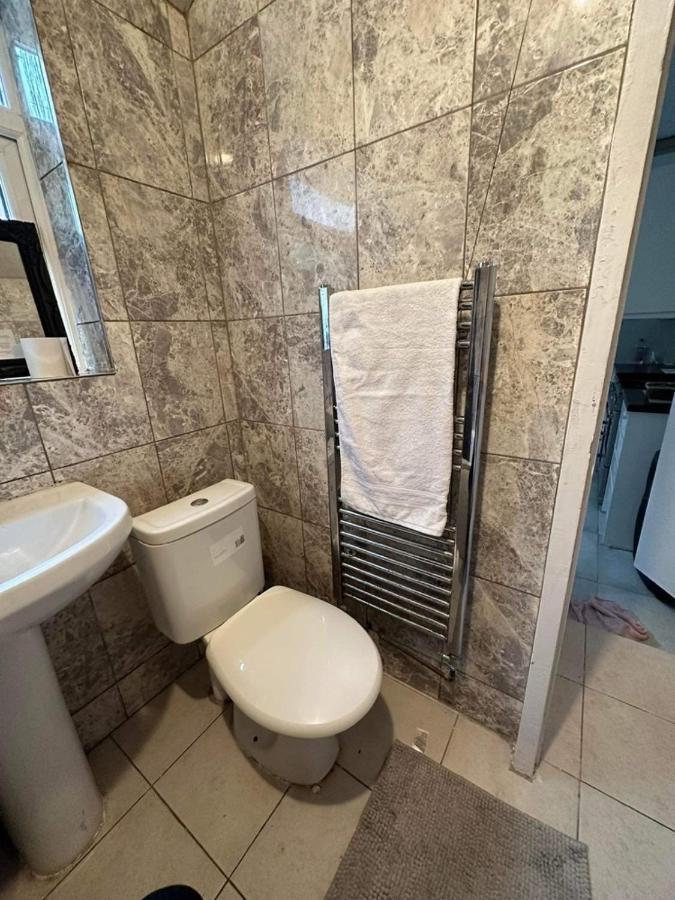 Апартаменты Luton Town House Near Airport Экстерьер фото