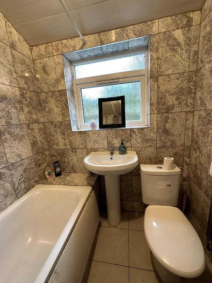 Апартаменты Luton Town House Near Airport Экстерьер фото