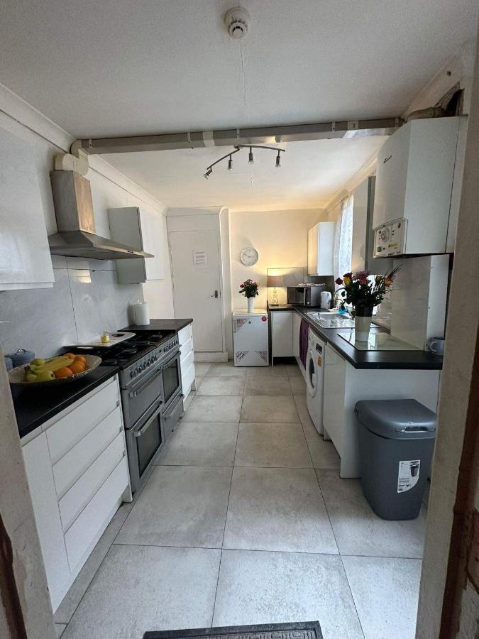 Апартаменты Luton Town House Near Airport Экстерьер фото