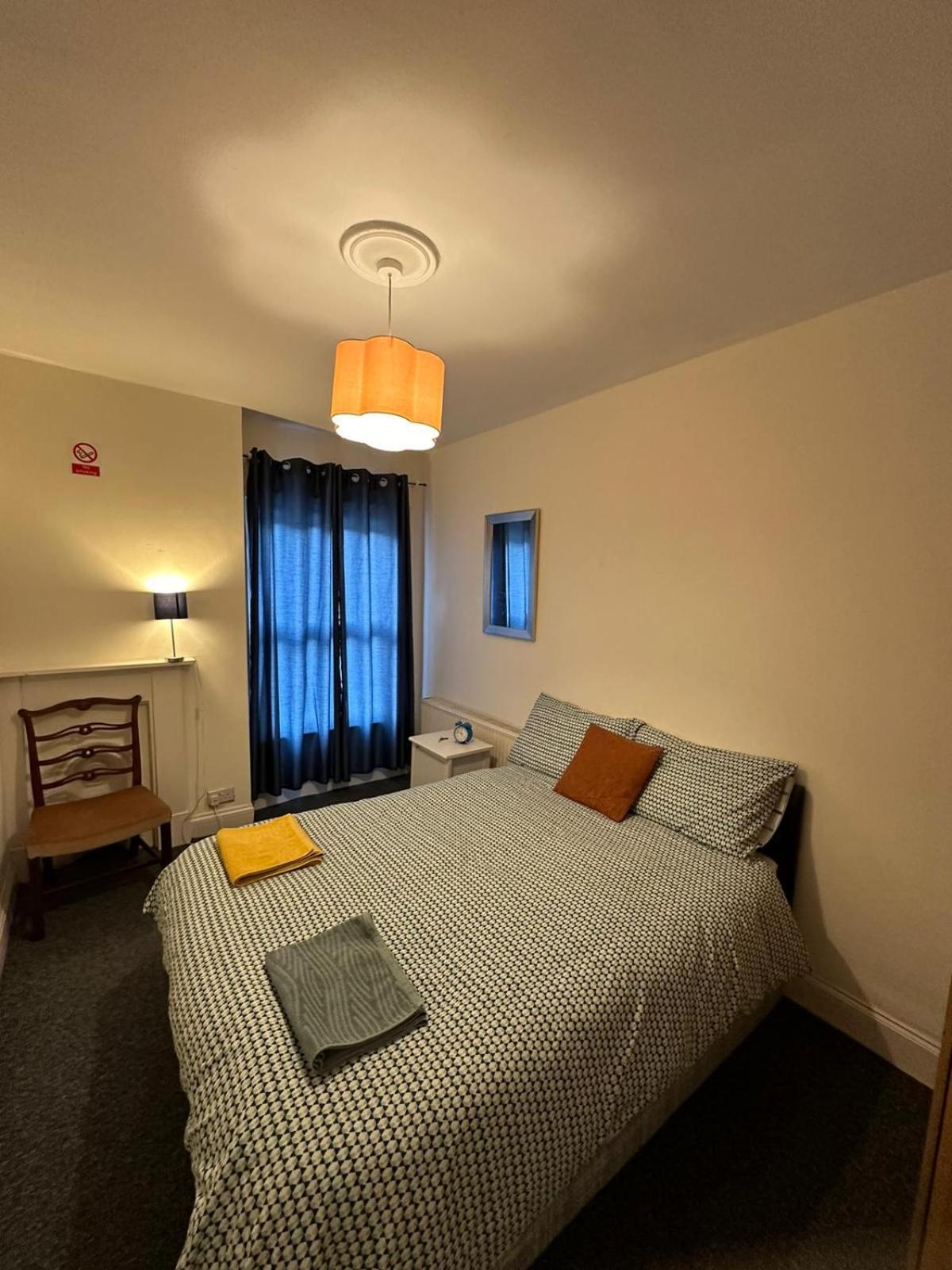 Апартаменты Luton Town House Near Airport Экстерьер фото