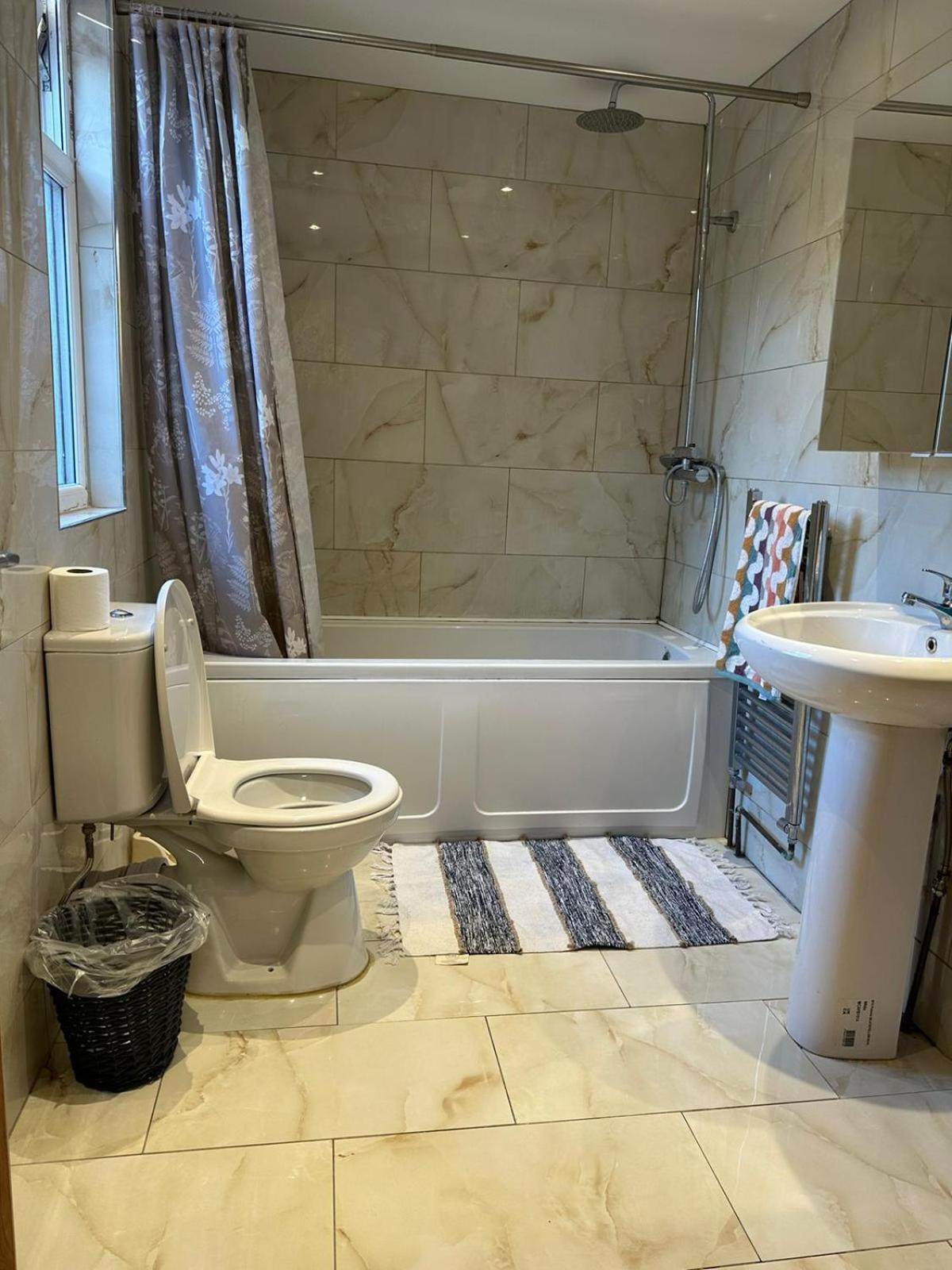 Апартаменты Luton Town House Near Airport Экстерьер фото