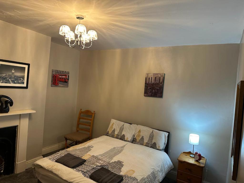 Апартаменты Luton Town House Near Airport Экстерьер фото