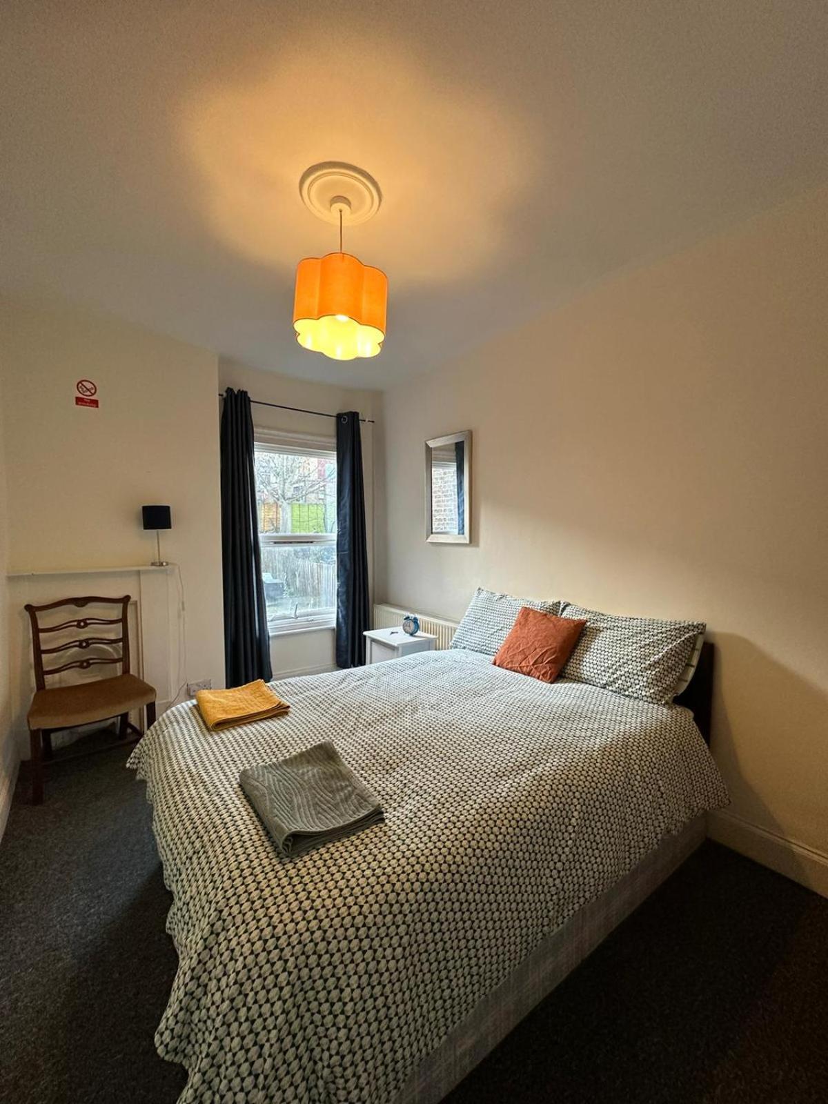 Апартаменты Luton Town House Near Airport Экстерьер фото